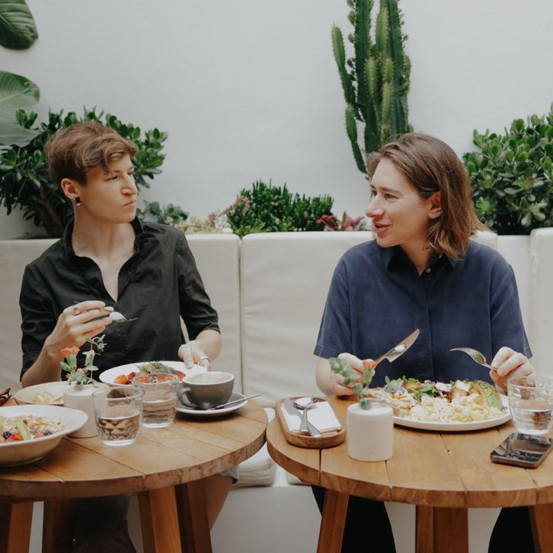 Eteri and Lisa at a café table